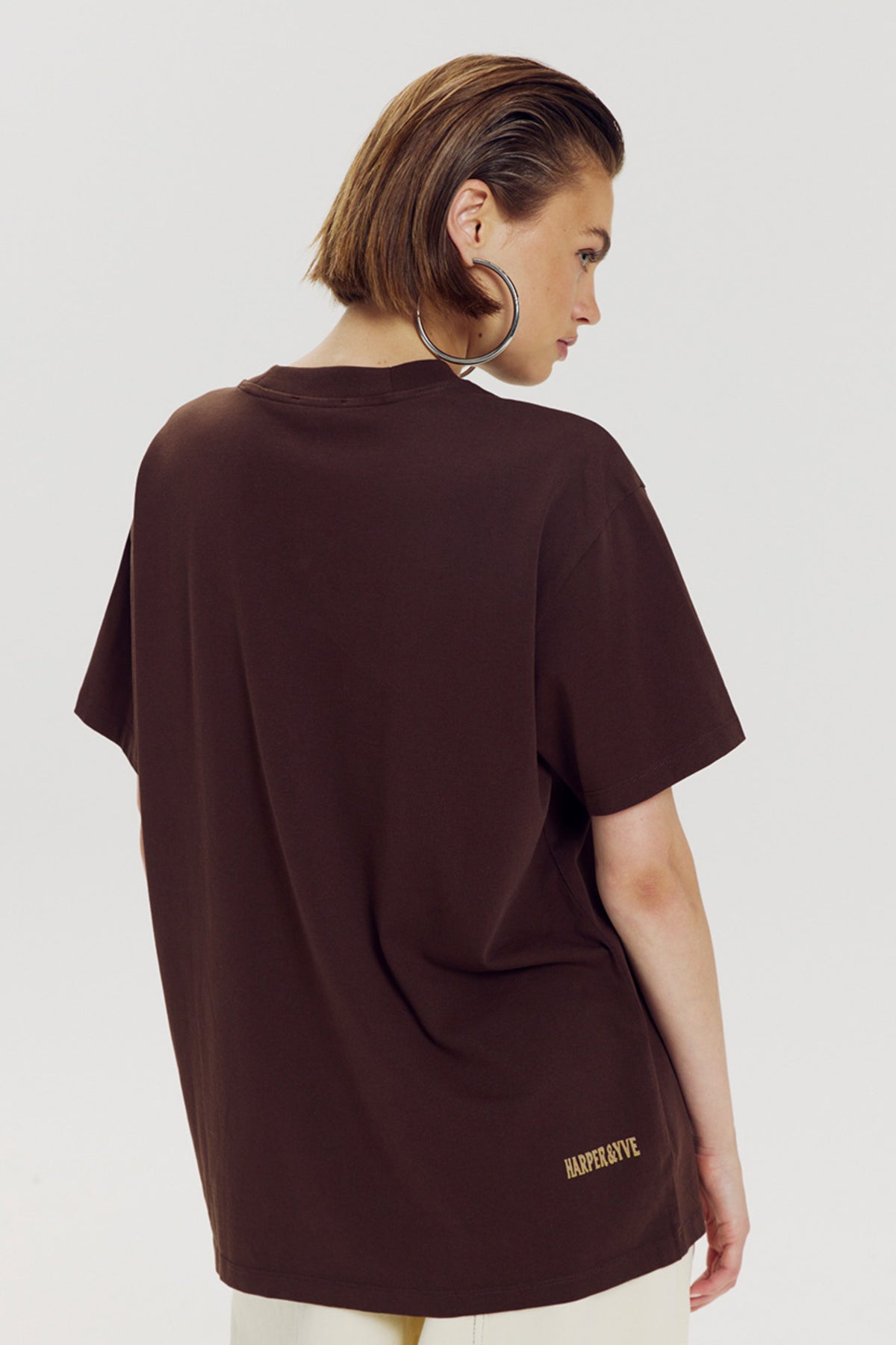 Zwart T-shirt van Harper & Yve, Moody Hot Fudge, met comfortabele pasvorm en eenvoudige stijl, gedragen door model.