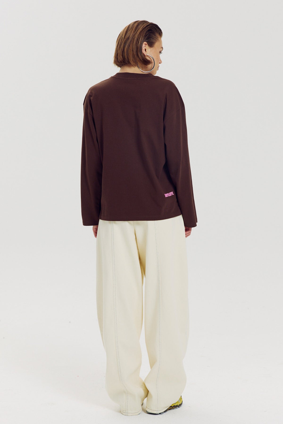 Harper & Yve Top Elana Hot Fudge, zwart, lichtgewicht en trendy, gedragen door een model in een stijlvolle setting