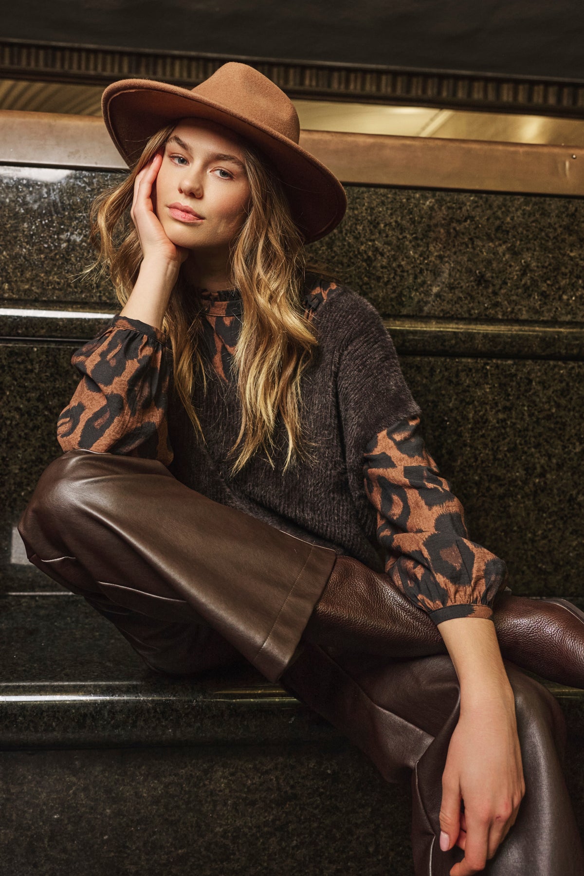 Rino & Pelle hoed Valerio Cinnamon Toast met brede rand en warme uitstraling, perfect voor stijlvolle winterkleding.