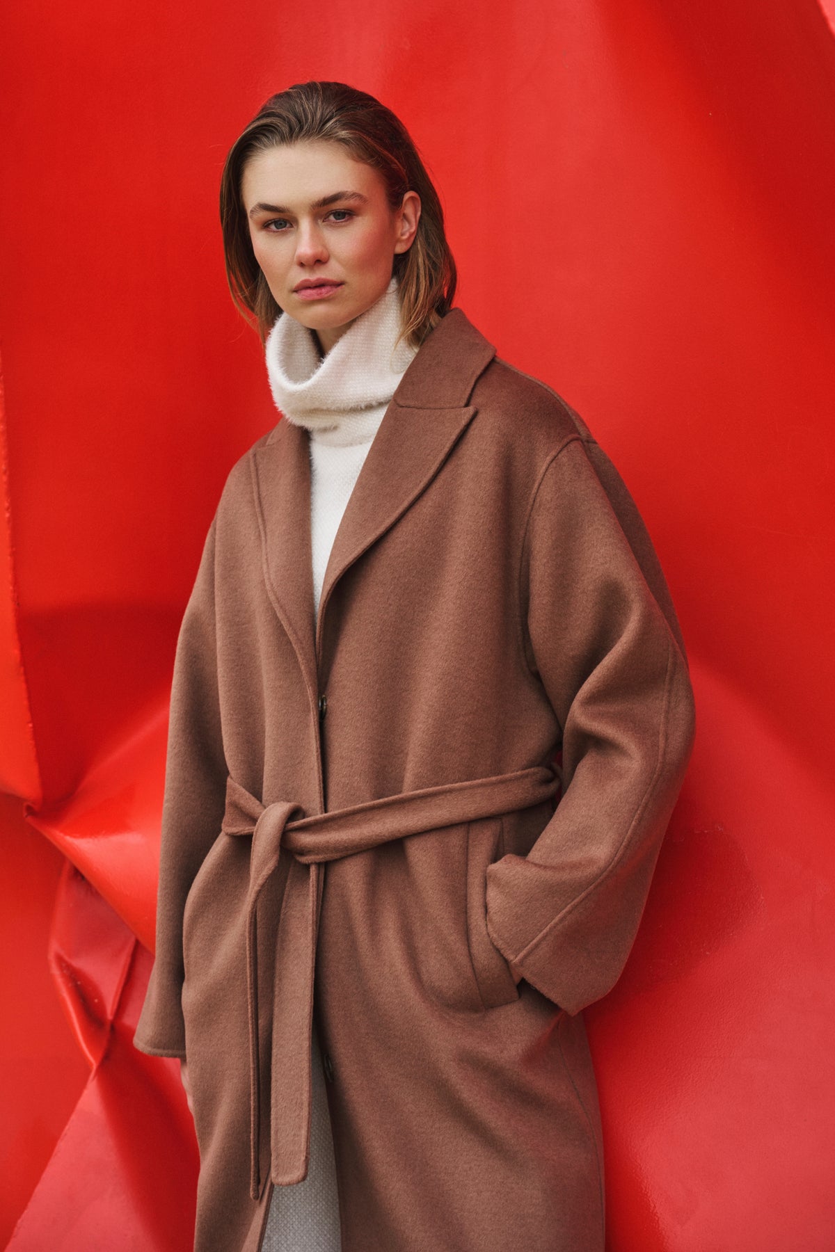 Donkerbruine coat Hayley Toast van Rino & Pelle, modieus en warm, gedragen door een persoon in een stadsomgeving