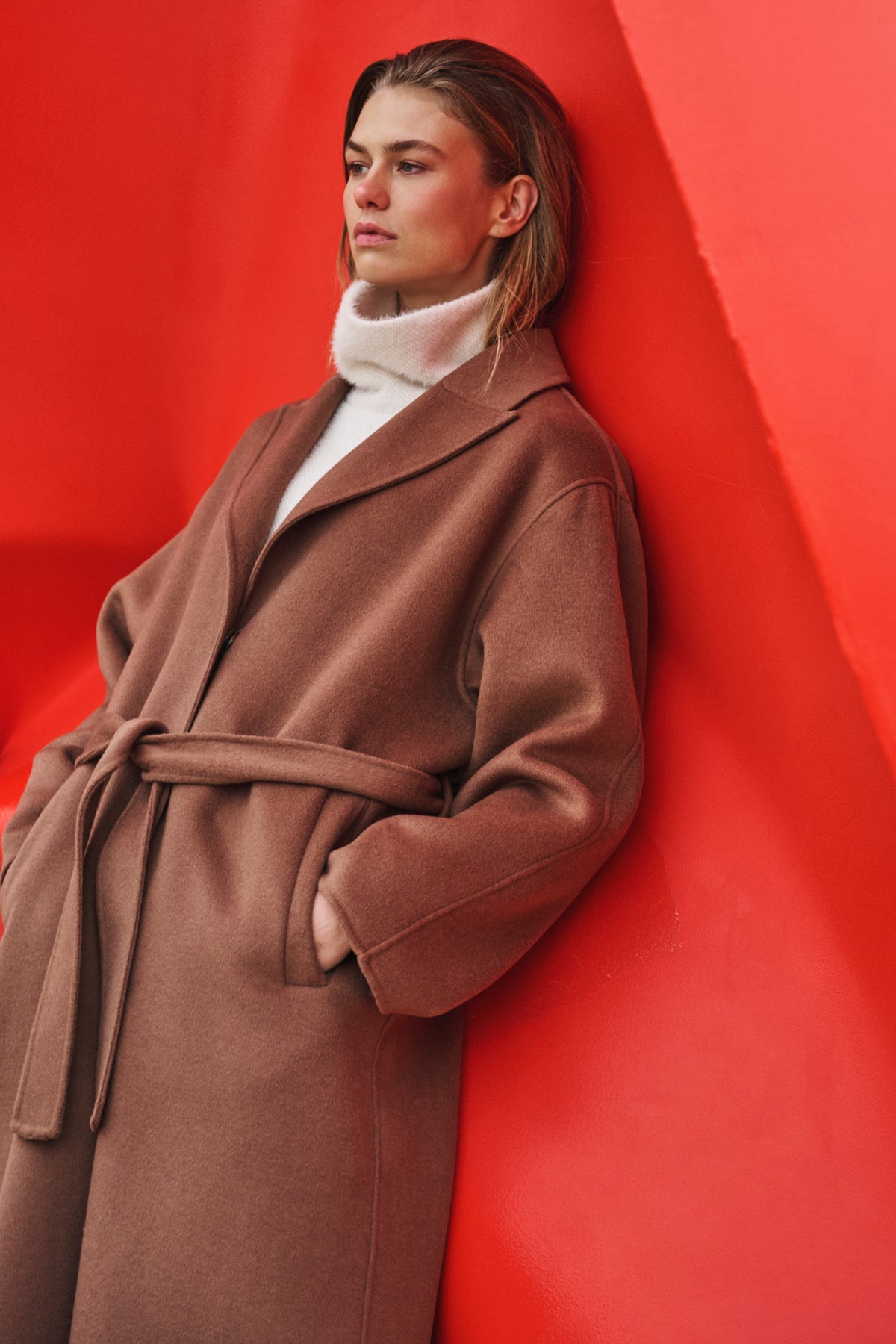 Lichte beige Hayley Toast jas van Rino & Pelle met capuchon en knopen, gedetailleerde close-up van de stoffen textuur.