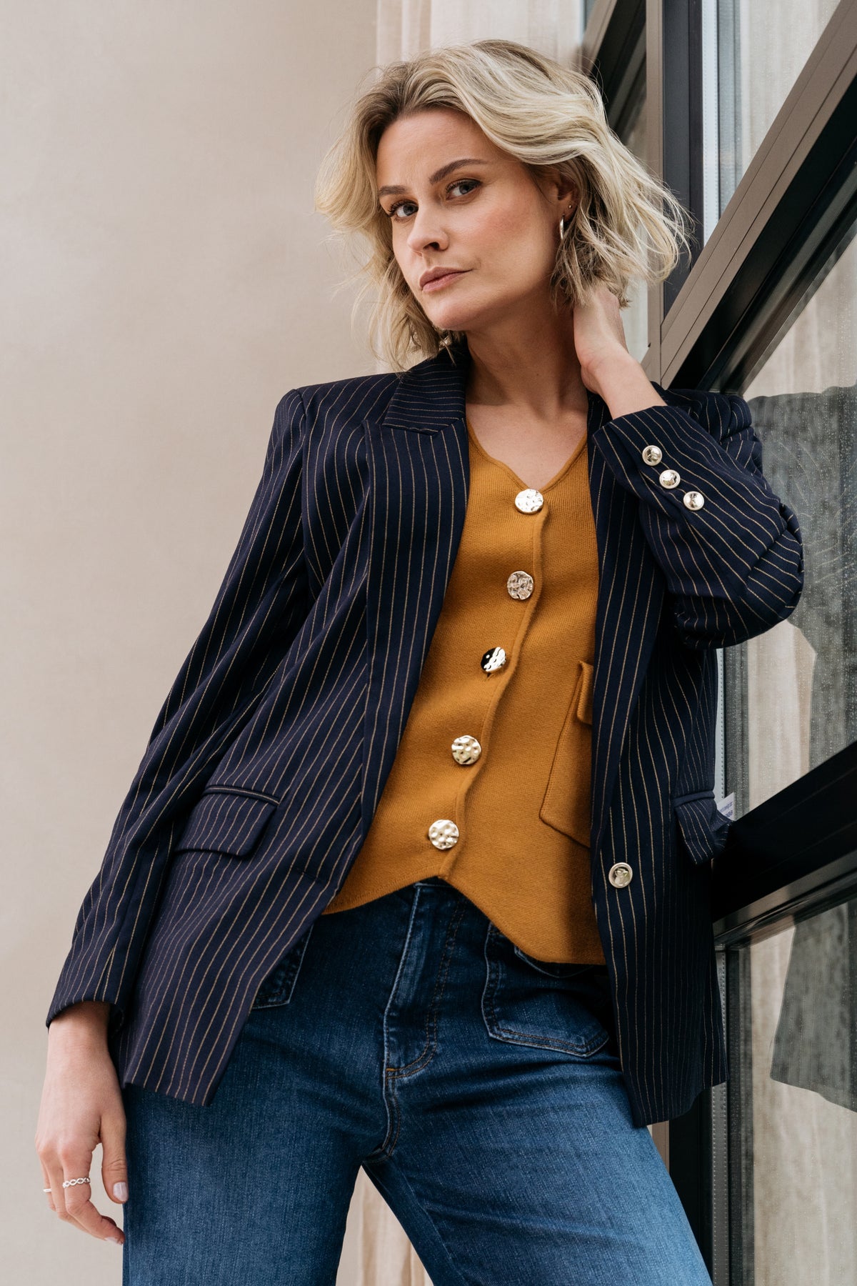 Maicazz & Zizo Pessie Apple Cinnamon vest in zachte, warme stof met appel-kaneelprint op een model gedragen.