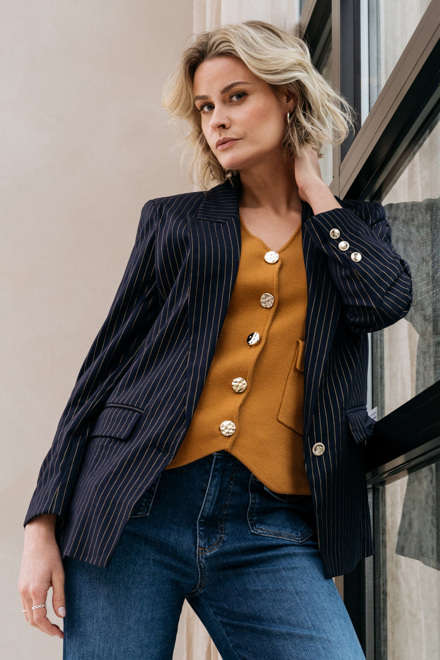 Maicazz & Zizo Pessie Apple Cinnamon vest in zachte, warme stof met appel-kaneelprint op een model gedragen.