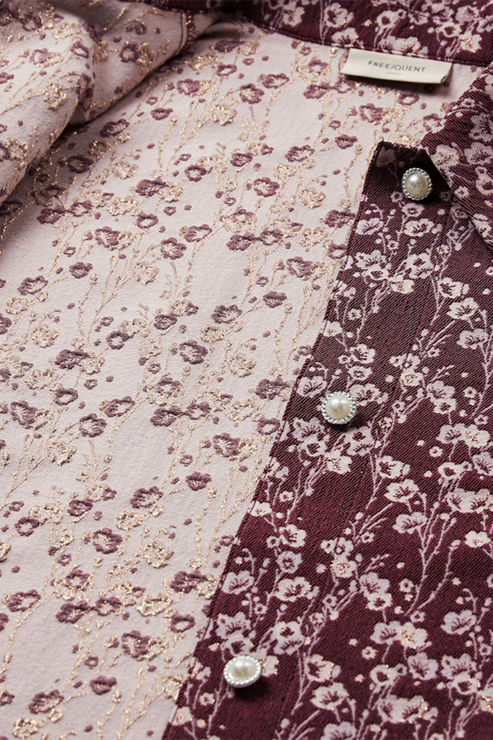 Lichte offwhite jas van Freequent met sterrenpatroon, model Fqfally Port Royale Star, voor een stijlvolle uitstraling.