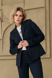 Lila jas Sila in navy met zilveren details van Maicazz & Zizo, getoond op een model.