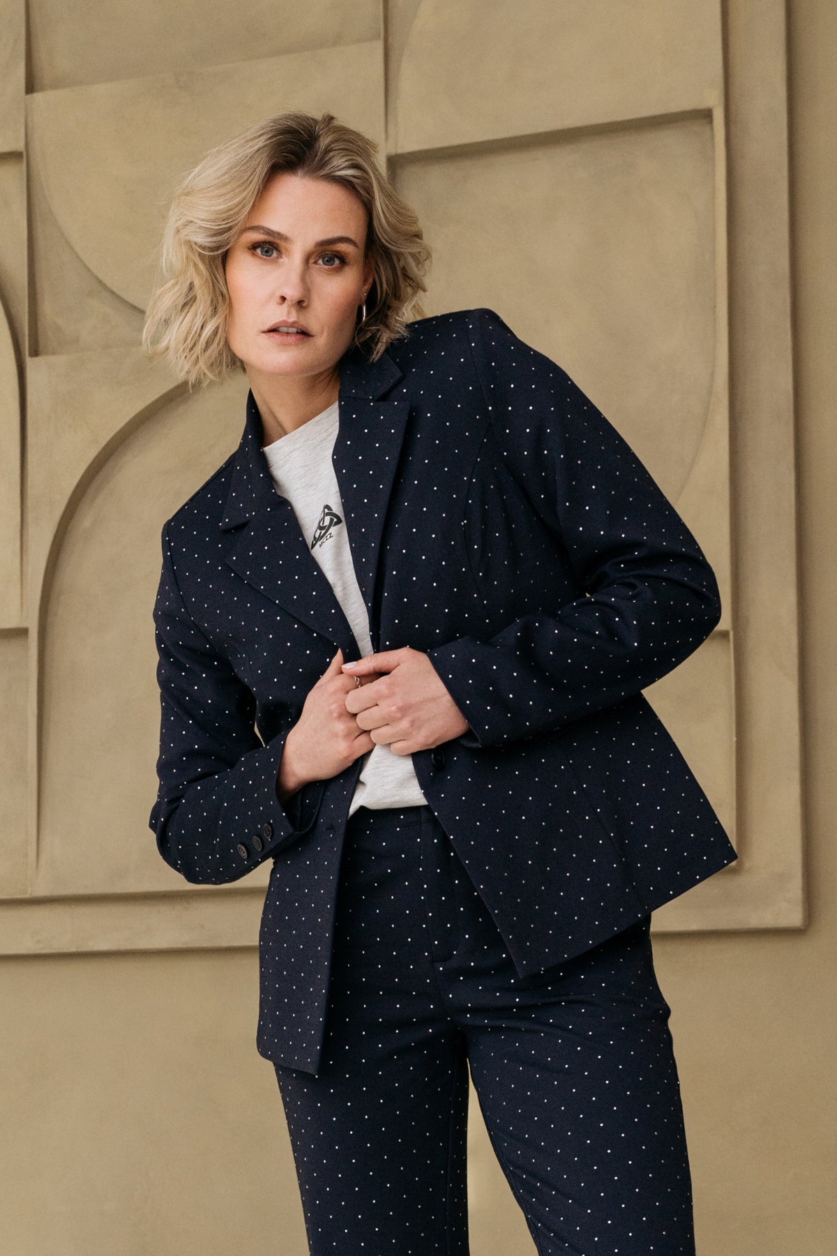 Lila jas Sila in navy met zilveren details van Maicazz & Zizo, getoond op een model.