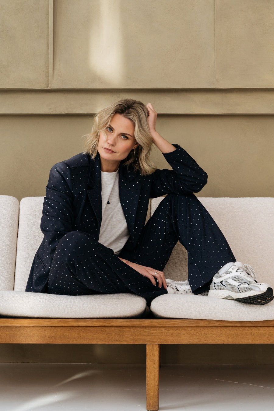 Navy blauwe jas met zilveren details van Maicazz & Zizo, model Sila, gedragen door een model, zichtbaar van voren.