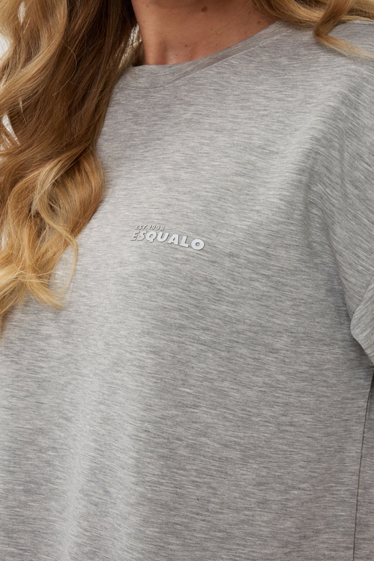 Lichte grijze oversized modal T-shirt van EsQualo met relaxte pasvorm en zachte textuur, zichtbaar op de afbeelding.
