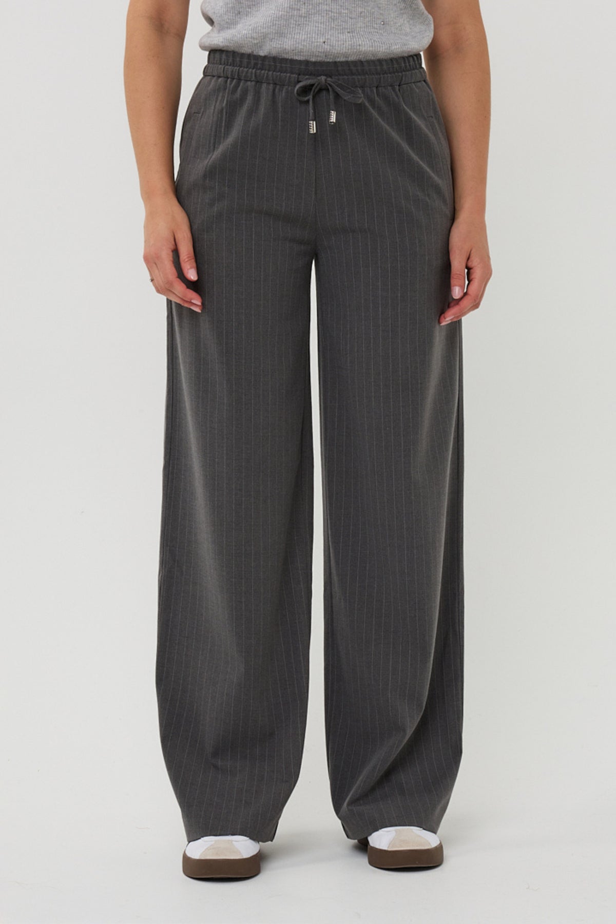 Grijze melange broek met drawstrings en strepen, EsQualo Pinstripe broek model Larissa, casual en comfortabel design