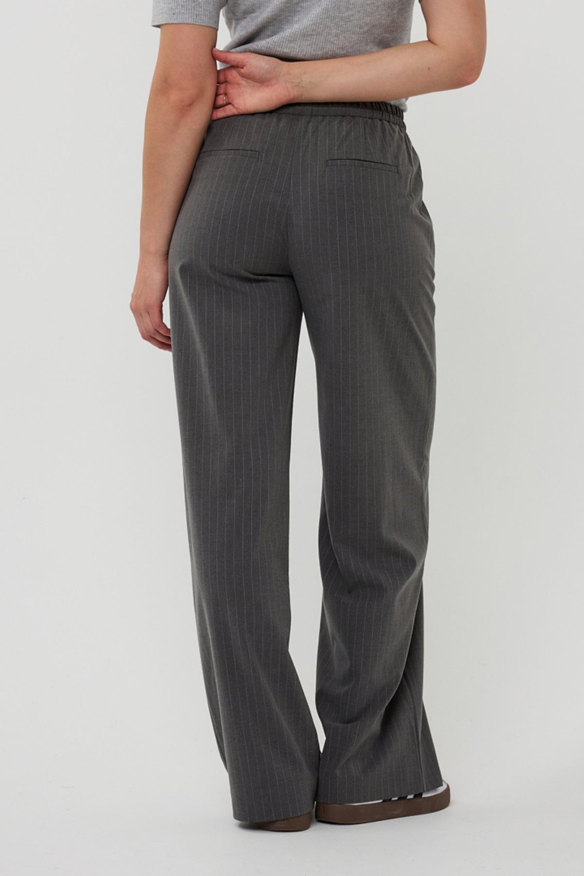 Grijze gestreepte drawstring broek van EsQualo met een losse pasvorm en elastische taille, model LARISSA.