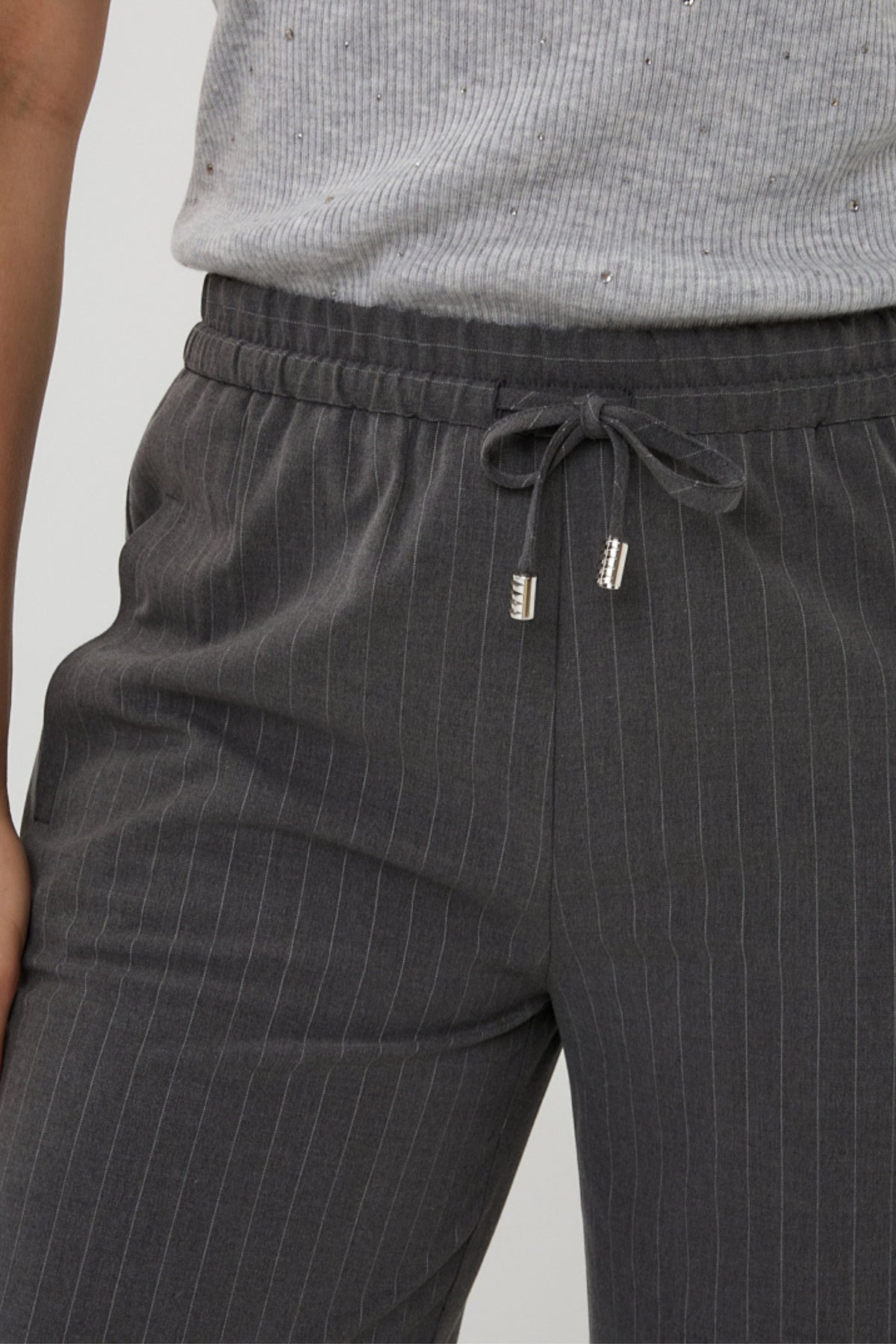 Grijze melange pinstripe broek met drawstrings van EsQualo, casual en comfortabel, zichtbaar in de afbeelding.