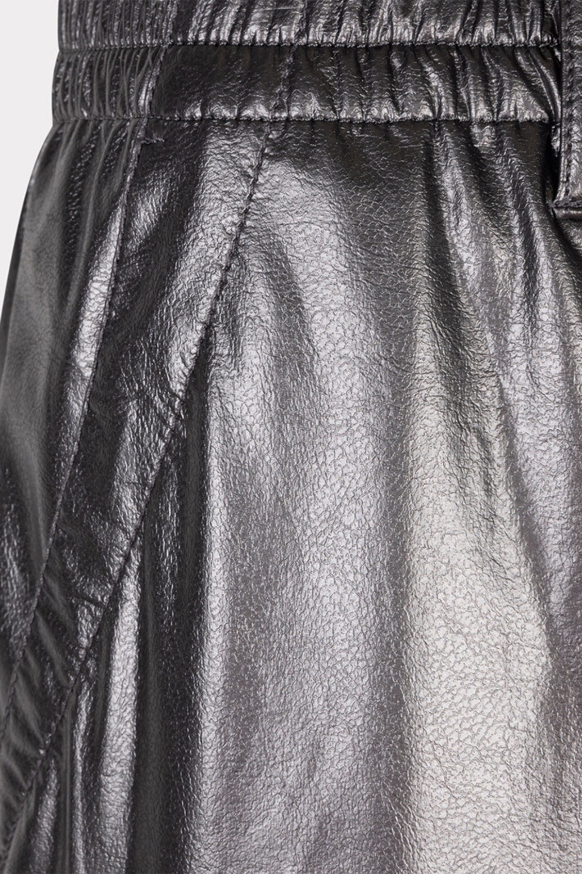 Lichte grijze metallic PU broek van EsQualo met een strakke pasvorm en glanzende afwerking, modelnaam Larissa.