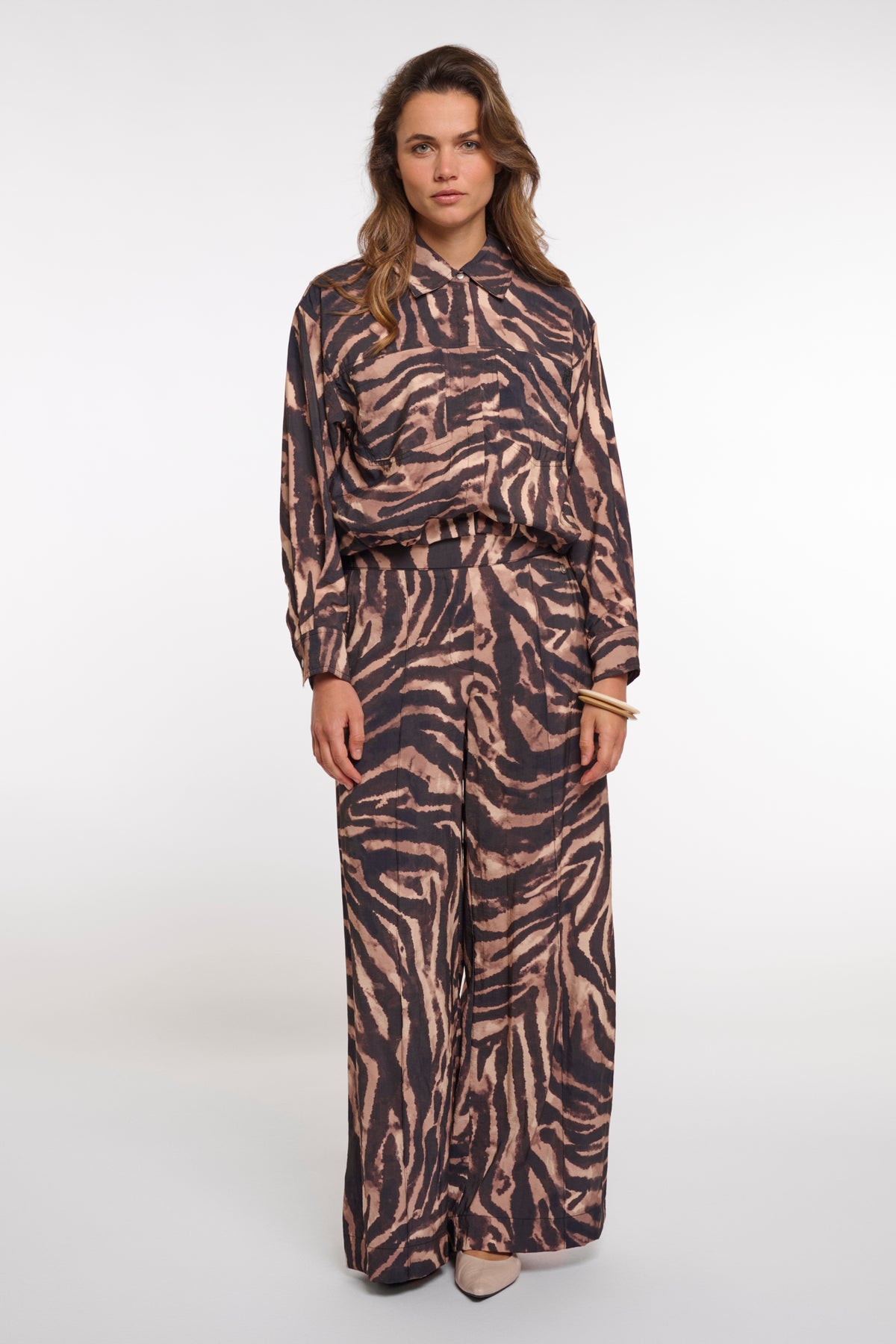 Rino & Pelle Auda bruine jas met zebra print, lange mouwen en knopen, ideaal voor modieuze buitenkleding.
