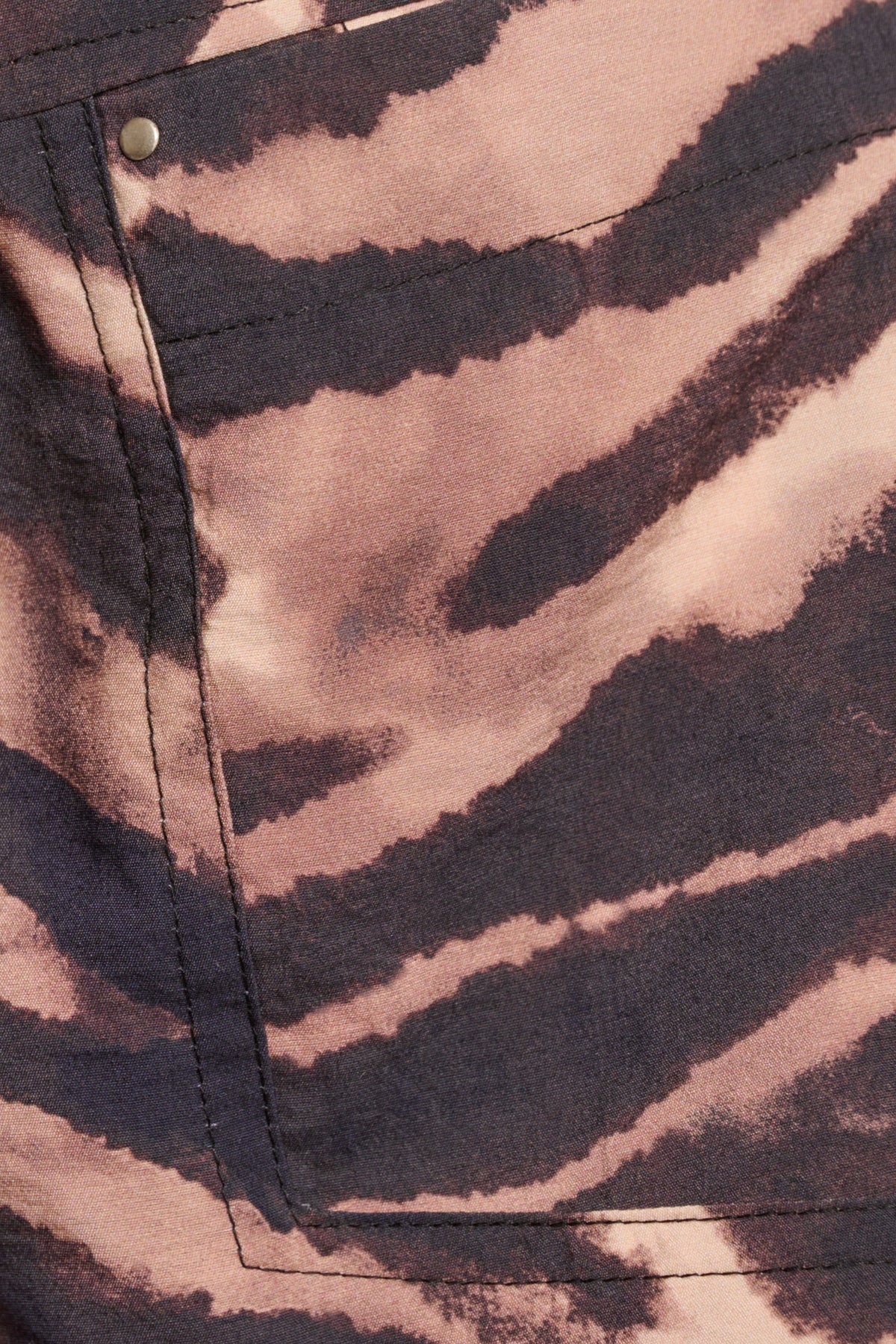 Bruine zebra print jas van Rino & Pelle met capuchon en ritssluiting, gedragen door model.