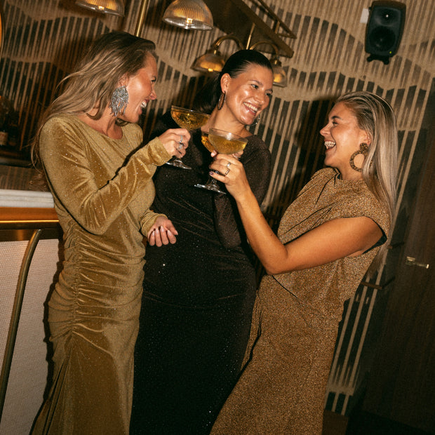 <p><a href="/collections/nieuw" title="Nieuw"><strong>PARTY LOOKS, NU TE SHOPPEN</strong></a></p>