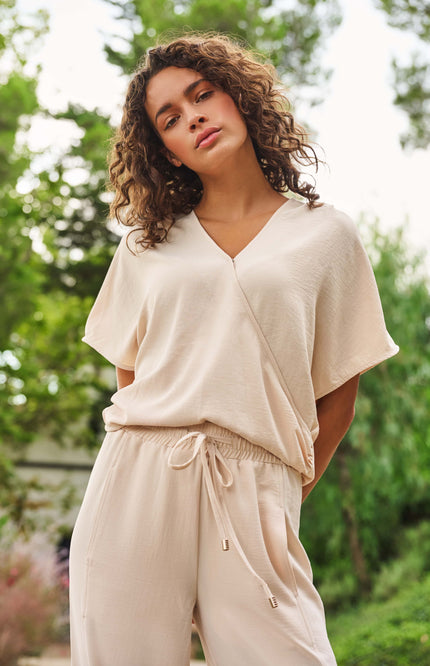 EsQualo Top Overlap Crinkle Sand HS25.10218 Stretchshop.nl