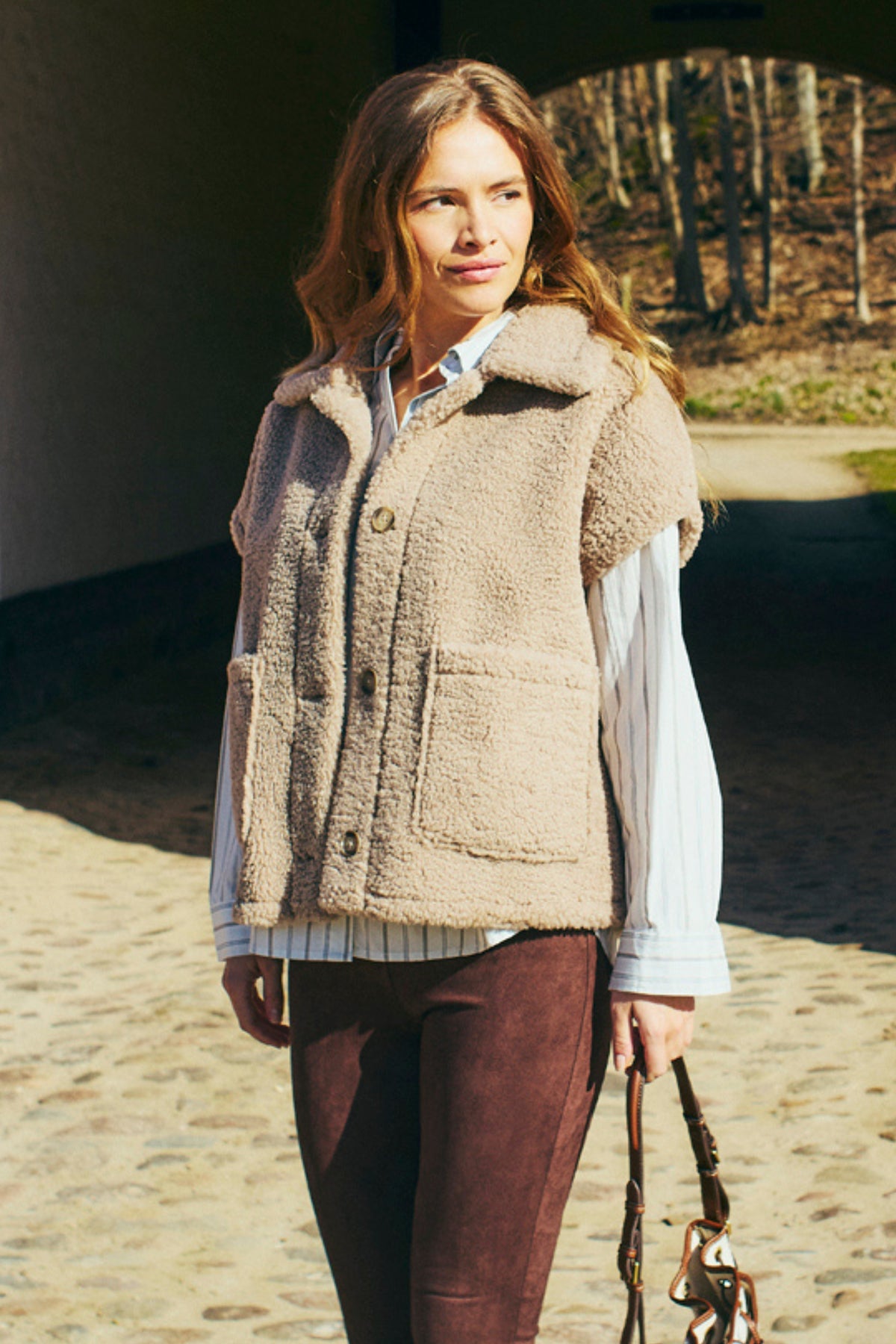 Taupe Freequent Fqlamby jas voor dames, lichte waterafstotende jas met capuchon en comfortabele pasvorm.
