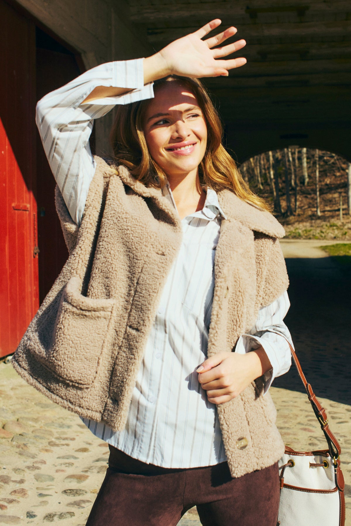 Taupe Freequent Fqlamby jas met stijlvolle pasvorm en knopen, ideaal voor casual en elegante outfits.