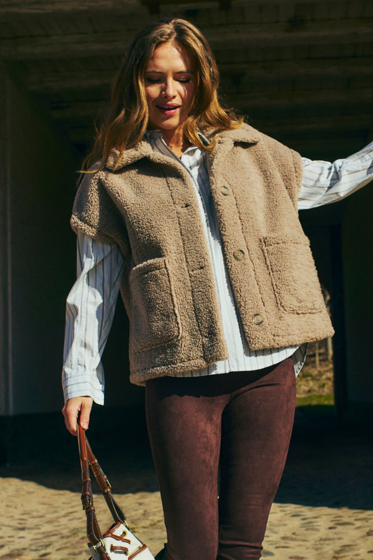 Taupe Freequent Fqlamby jacket voor dames, stijlvolle en comfortabele buitenjas met rits en zakken.
