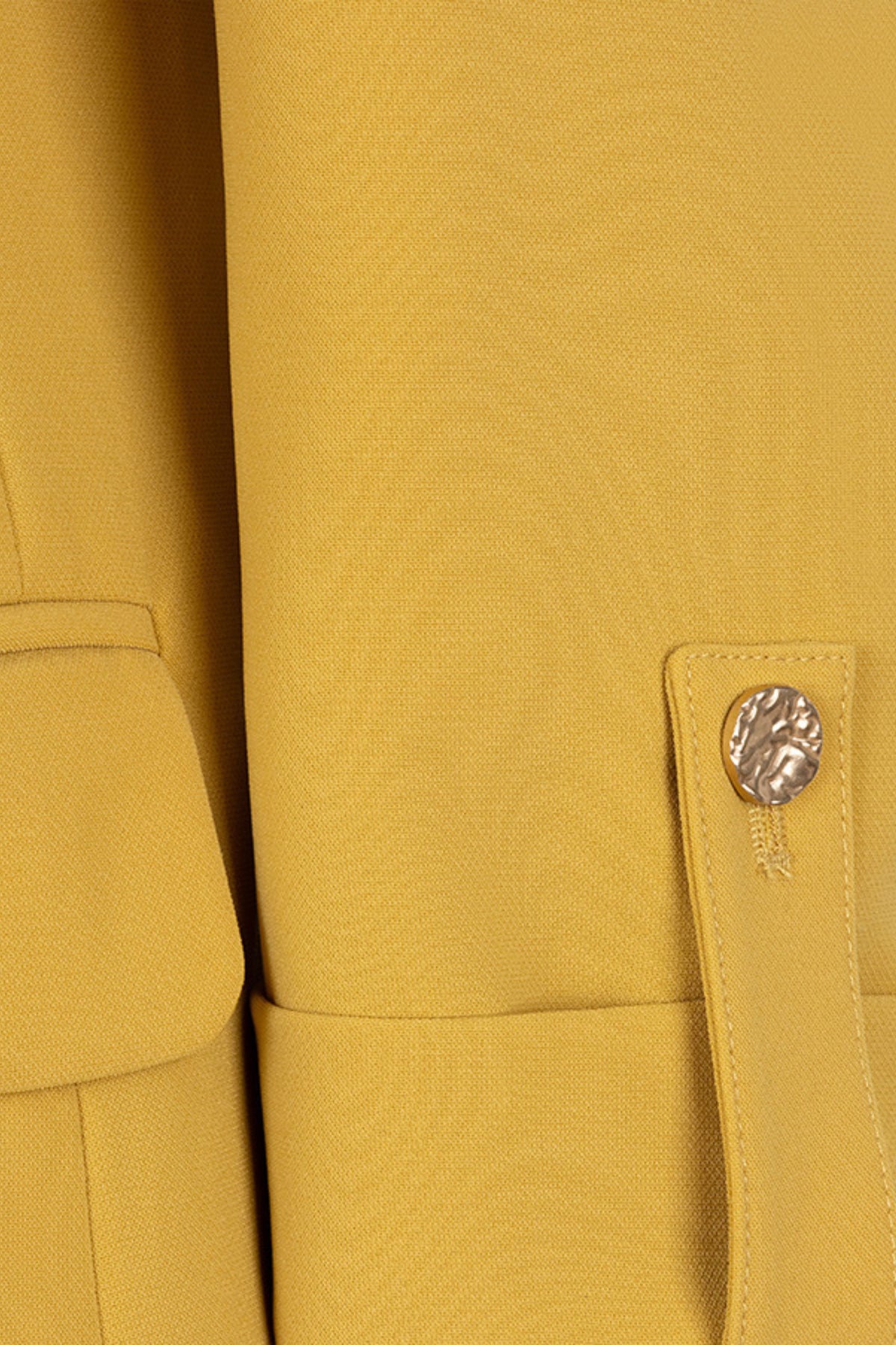 Blazer Turn Up City Golden Olive van EsQualo, stijlvolle groene blazer met moderne snit, gedragen door model.