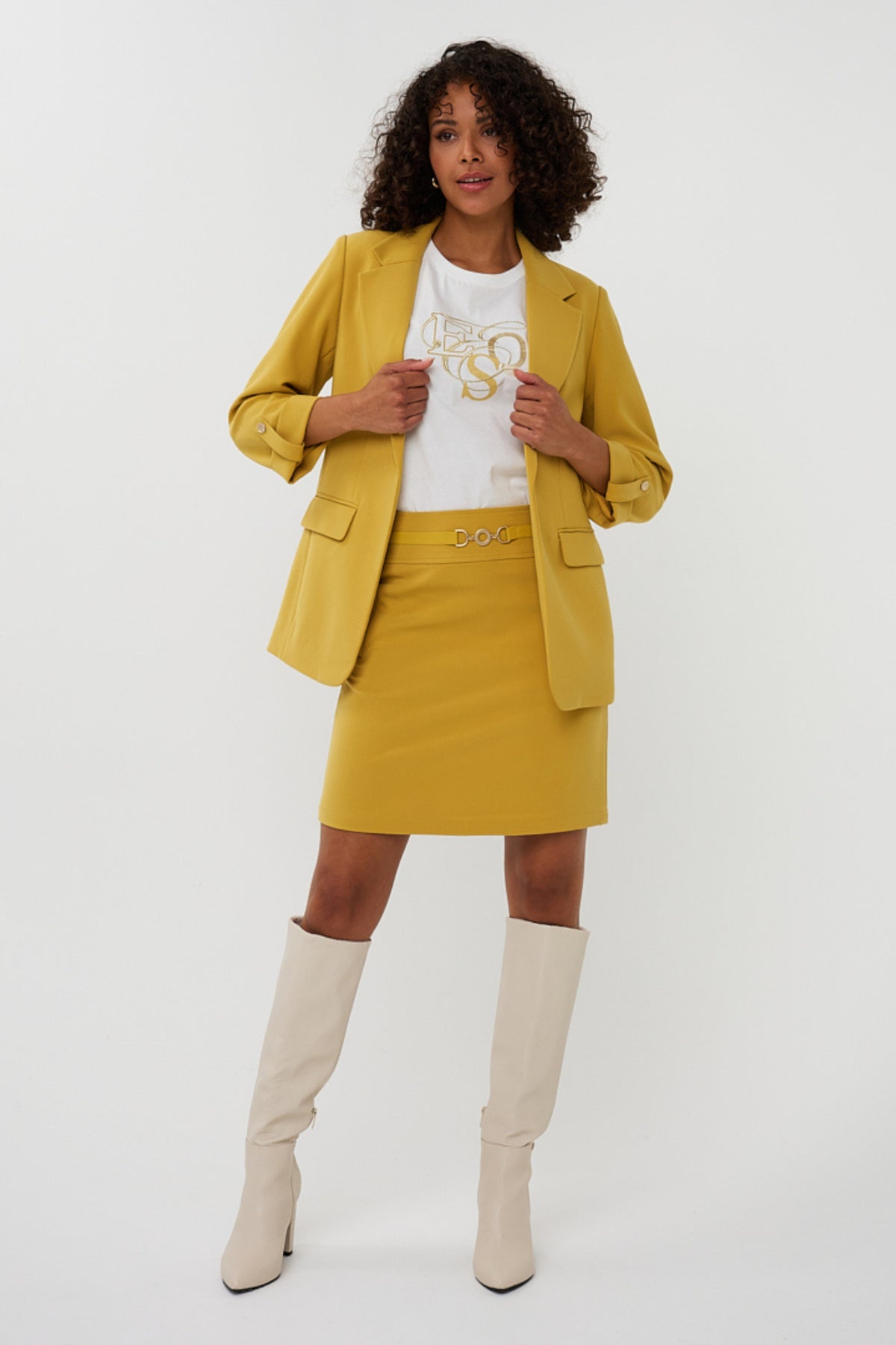 EsQualo blazer Turn Up City Golden Olive met moderne snit en gouden details, gedragen door Mandy.