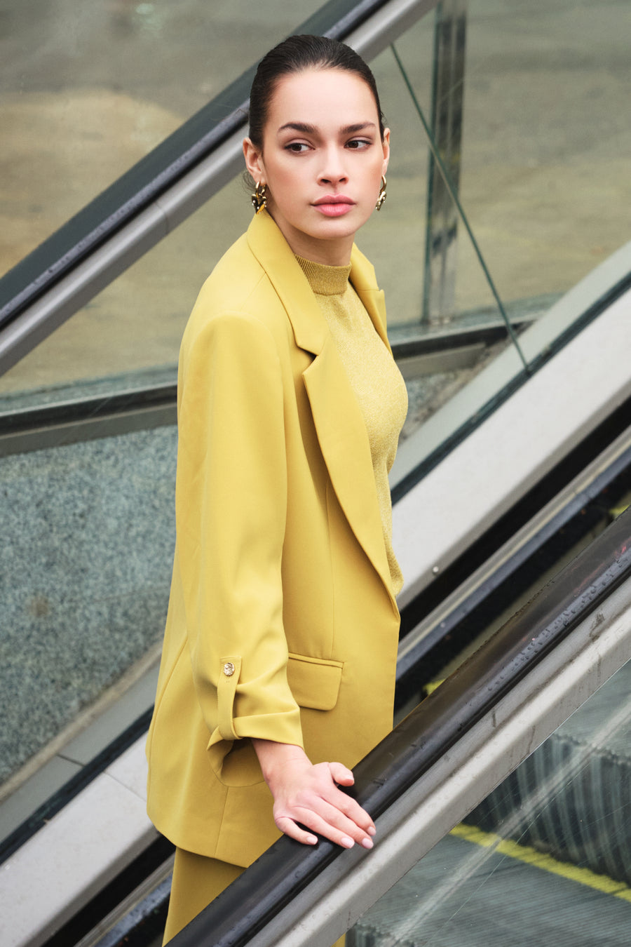 Gouden olijvekleurige blazer van EsQualo, Turn Up City F25.10501, gedragen door model, met knopen en stijlvolle snit.