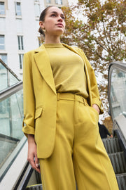 Olijfgroene blazer van EsQualo, Turn Up City collectie, met knoopsluiting en stijlvolle pasvorm, gedragen door een model.