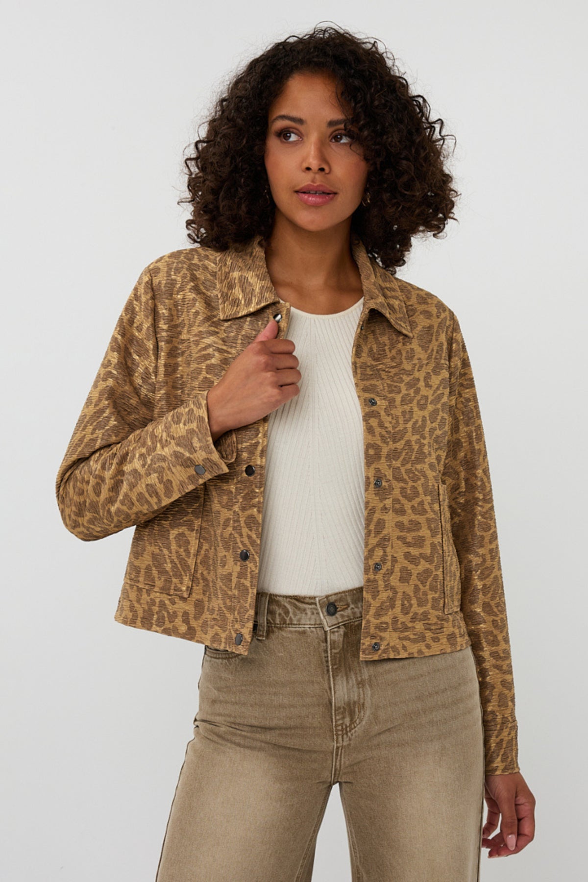 Gele en olijfgroene leopardprint jas van EsQualo, stijlvolle en comfortabele winterjas met opvallend patroon.