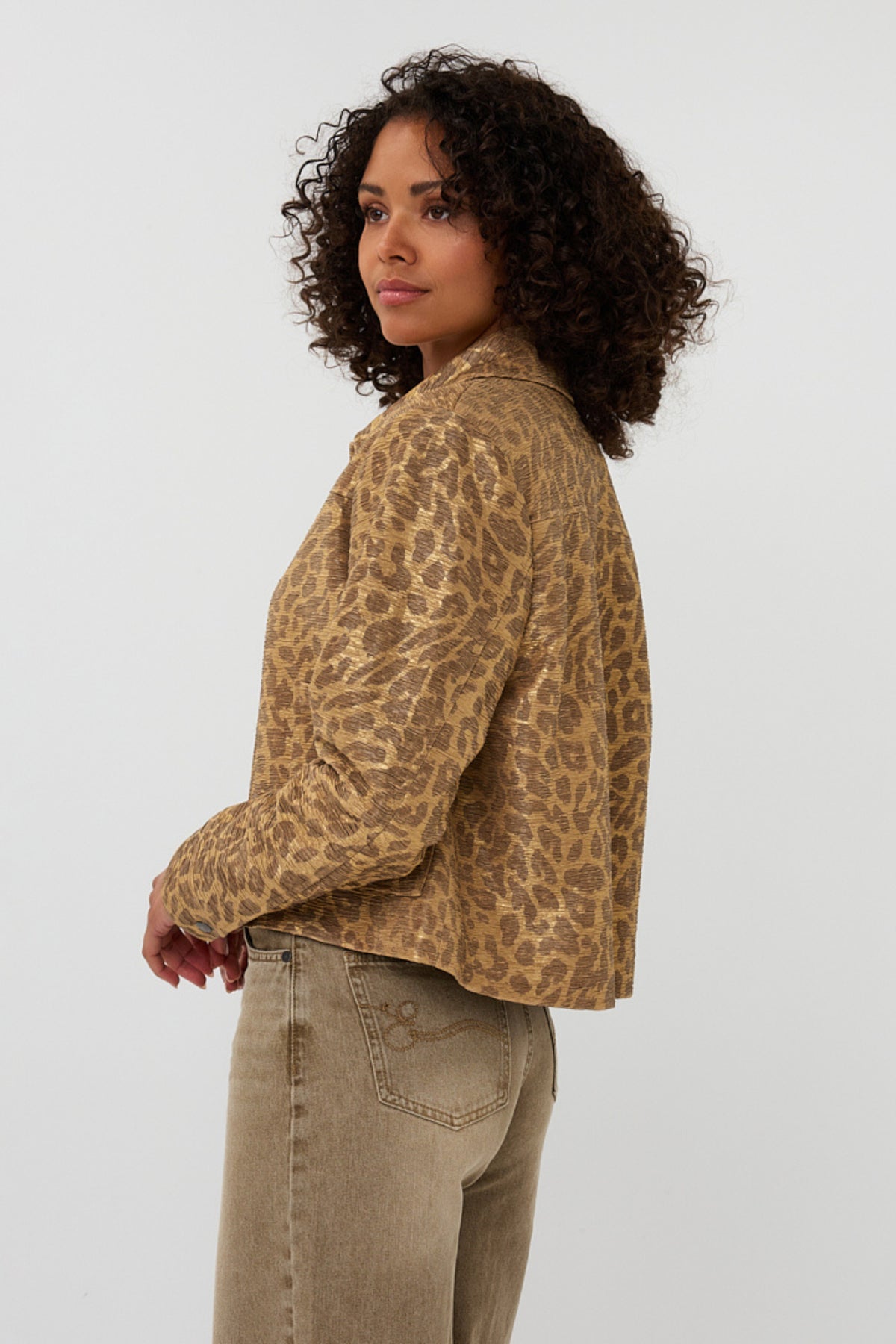 Gouden en olijfgroene leren jas met luipaardprint van EsQualo, model Mandy, getoond in close-up op wit achtergrond