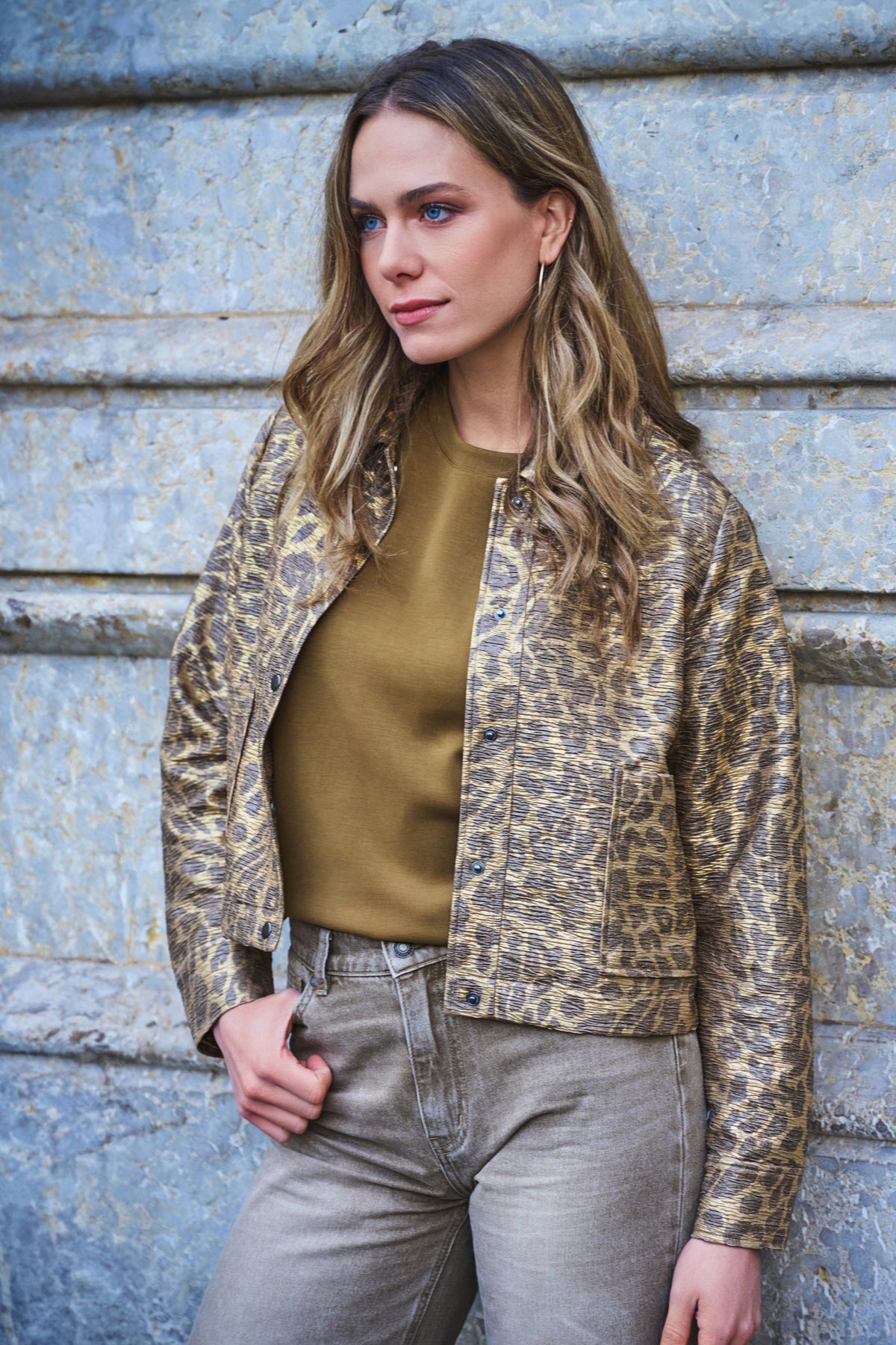 Gouden olijfgroene leopardprint jas van EsQualo, met comfortabele pasvorm en stijlvolle uitstraling.