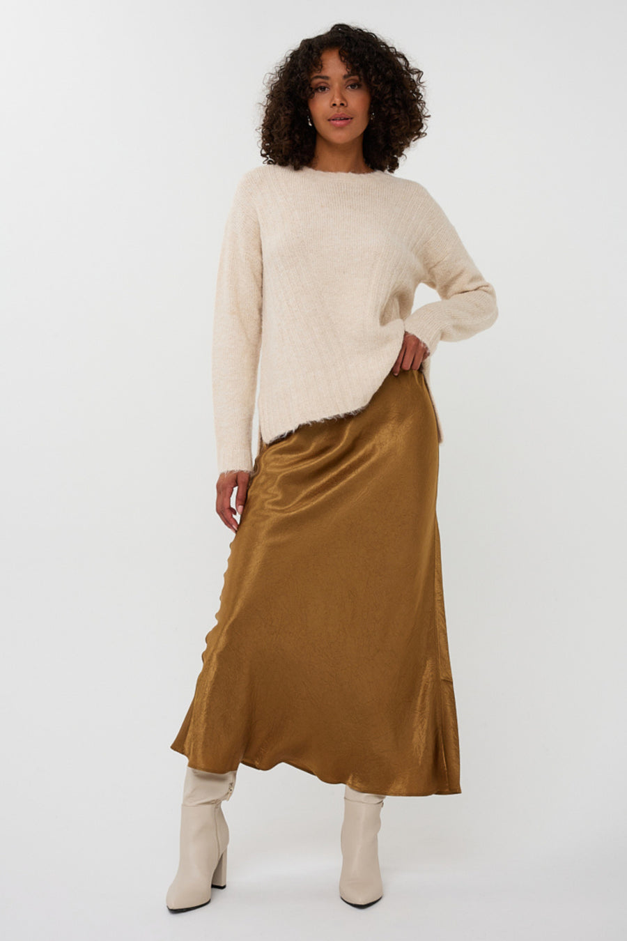 Lang gouden olijfkleurige acetate rok van EsQualo, elegante en vloeiende stof, zichtbaar op de afbeelding.