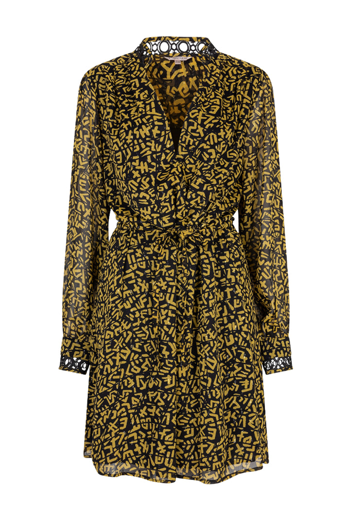 EsQualo jurk Unified Print F25.15505 met kleurrijk bloemenpatroon, korte mouwen en casual stijl, gedragen door een model.