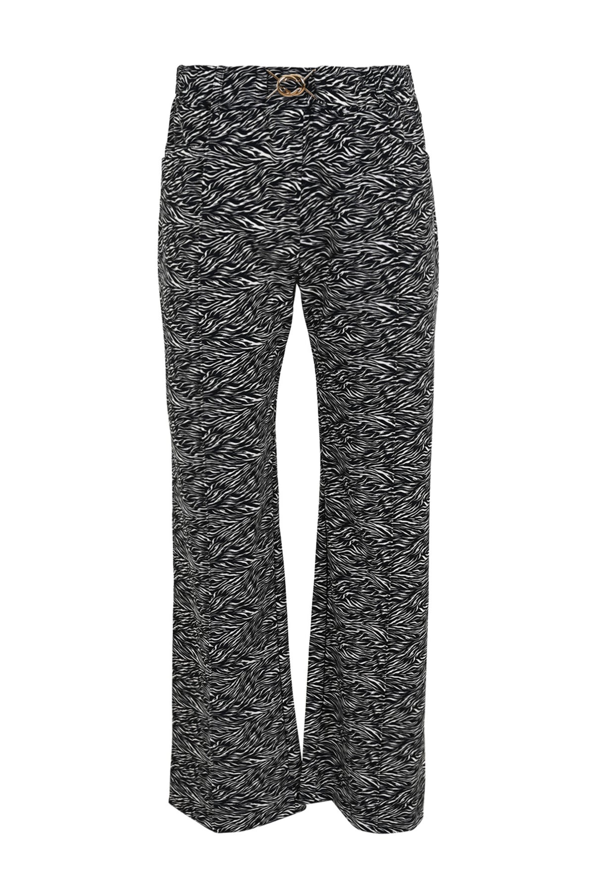 Zwarte en offwhite travel broek van Maicazz & Zizo, met scratch detail en casual pasvorm, gedragen door Mandy.