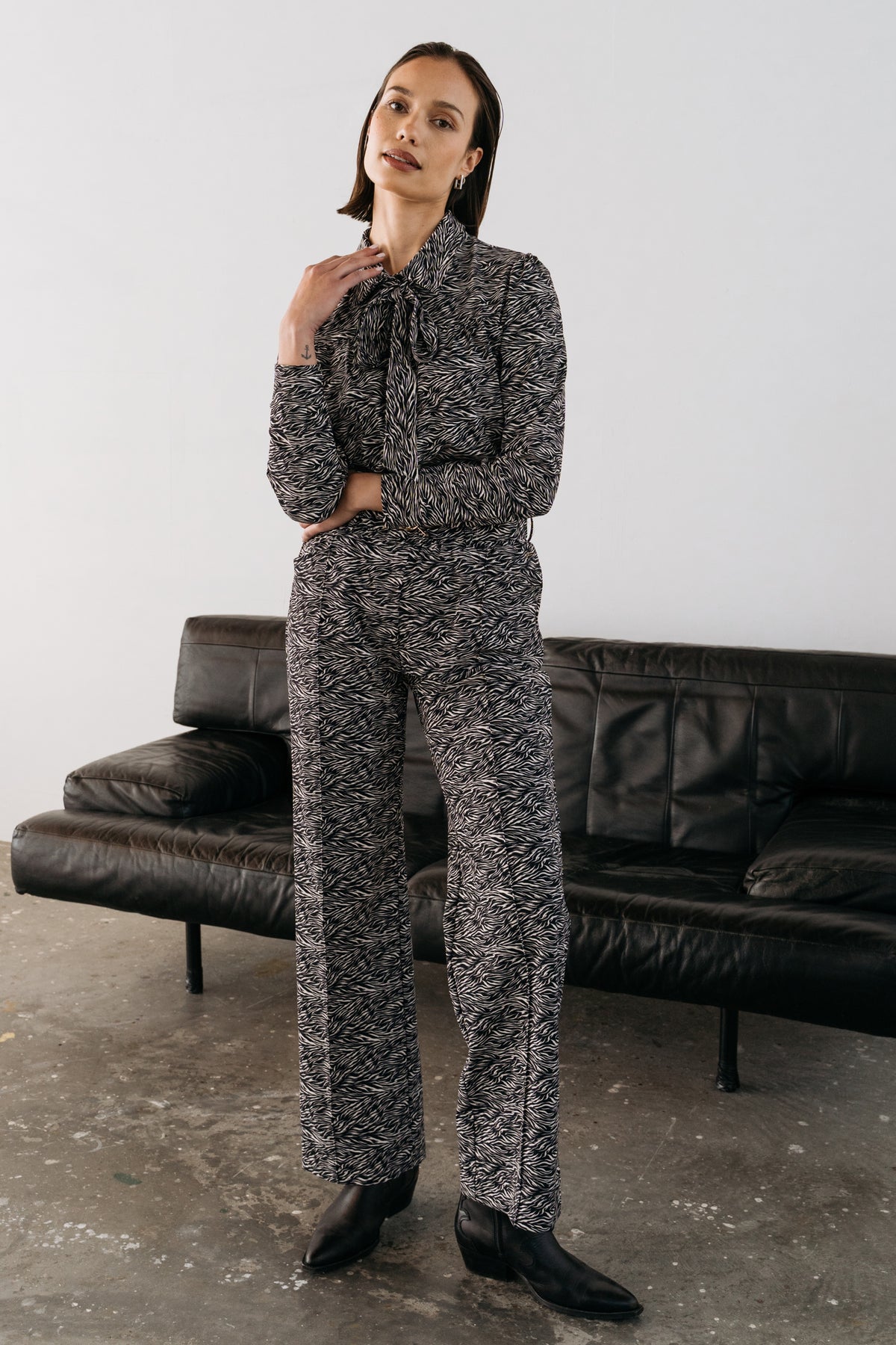 Zwarte en witte travel broek van Maicazz & Zizo met stijlvolle scratch details, model Mandy draagt de Vogue stijl.