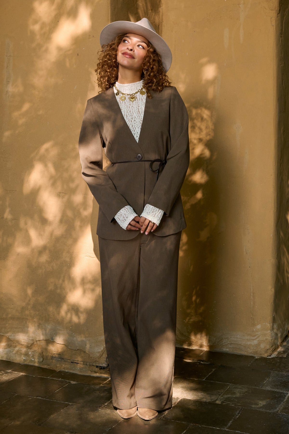 Ydence Yade Mud broek in donkergrijs met elastische taille en comfortabele pasvorm, geschikt voor casual dragen.