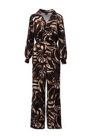 K-design jumpsuit met uniek design, stijlvolle pasvorm en modieuze details, gedragen door een model op de foto.