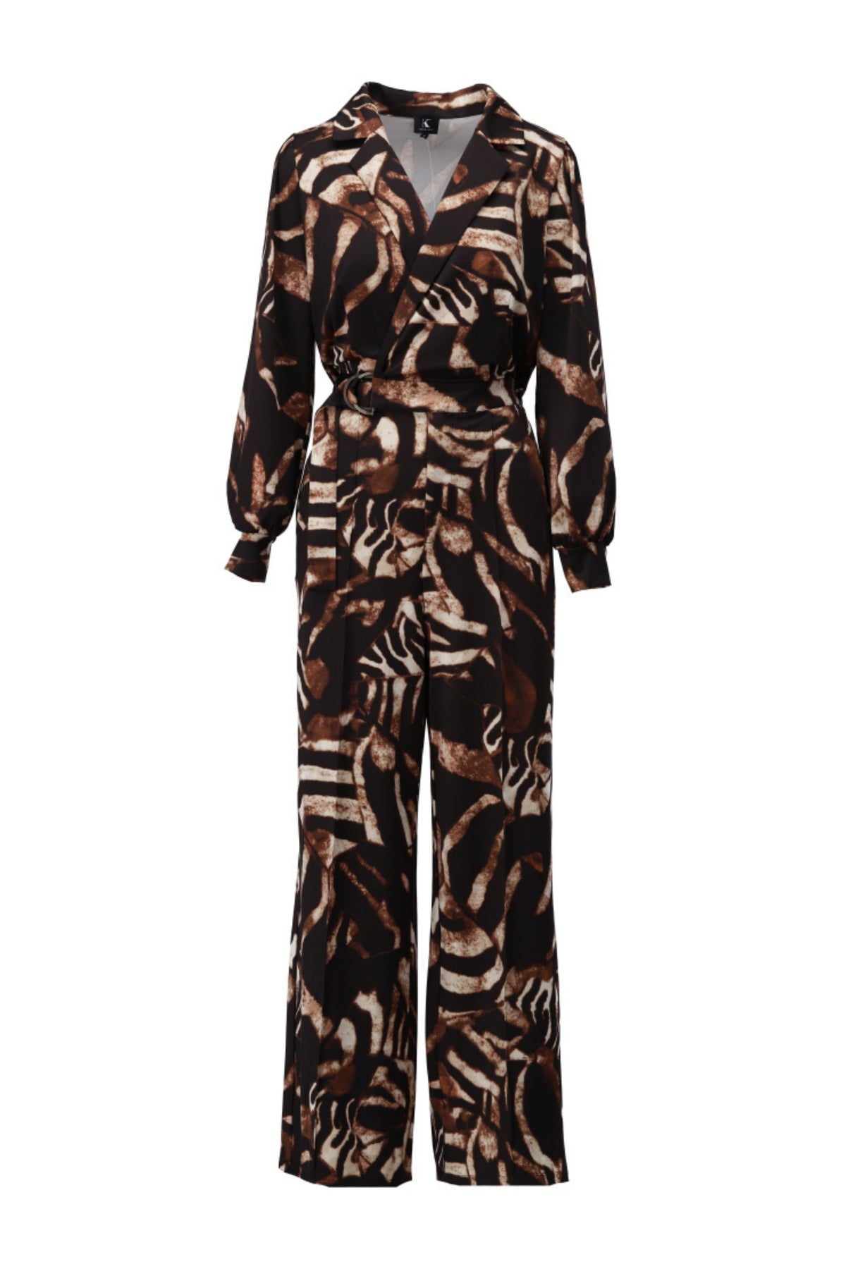 K-design jumpsuit met uniek design, stijlvolle pasvorm en modieuze details, gedragen door een model op de foto.