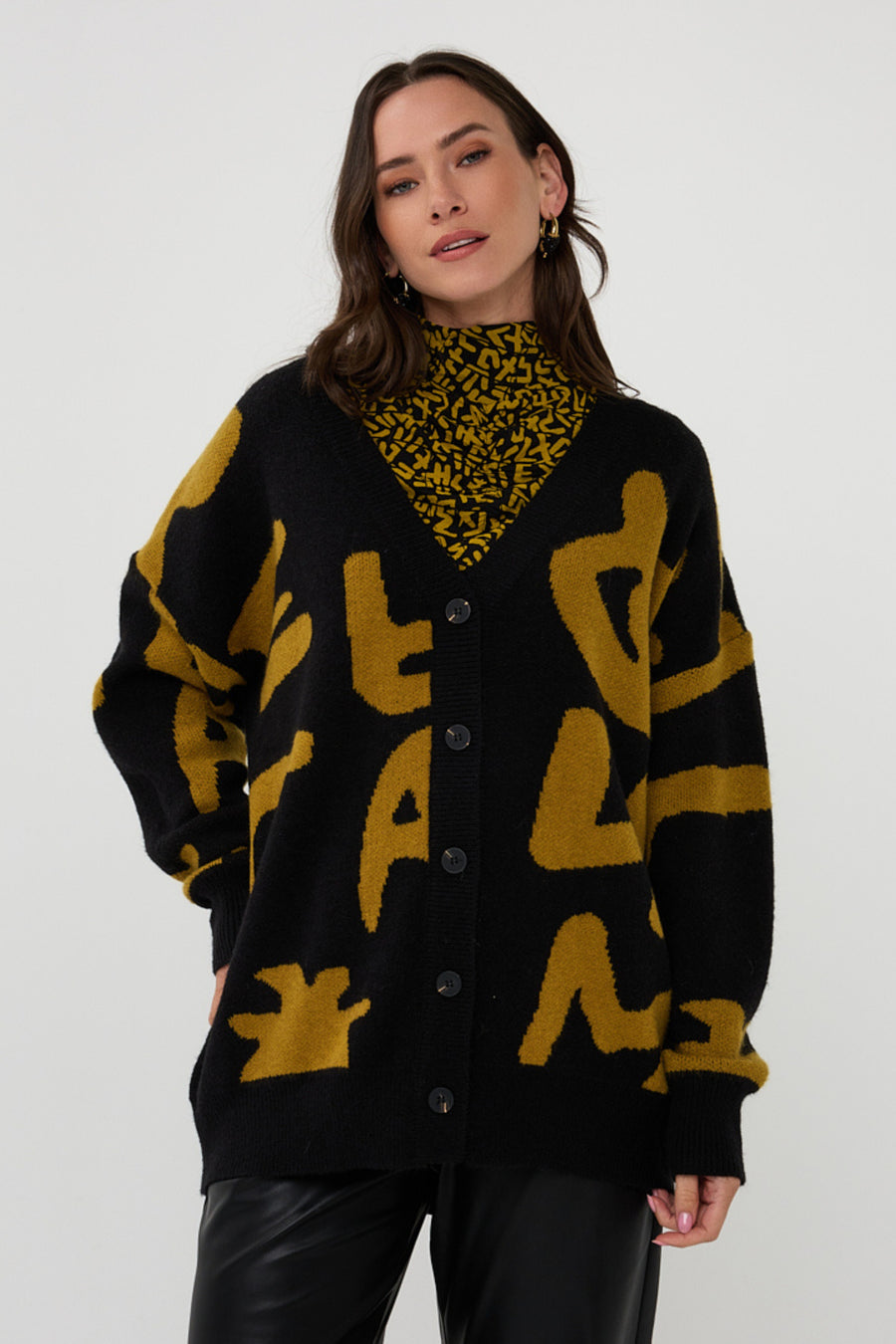 Zwart gouden vest met intarsia letters van EsQualo, modieus en comfortabel, zichtbaar met elegante details en textuur.