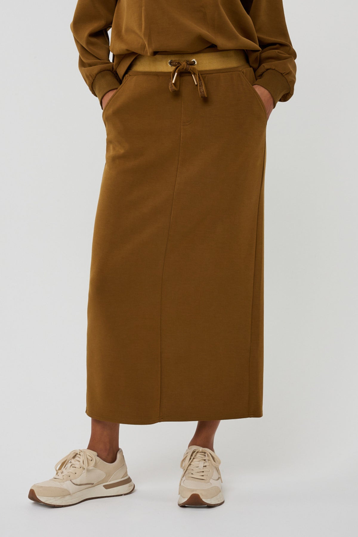 Lange midi rok van modal in olijfgroen van EsQualo, met een vloeiende pasvorm en subtiele details.