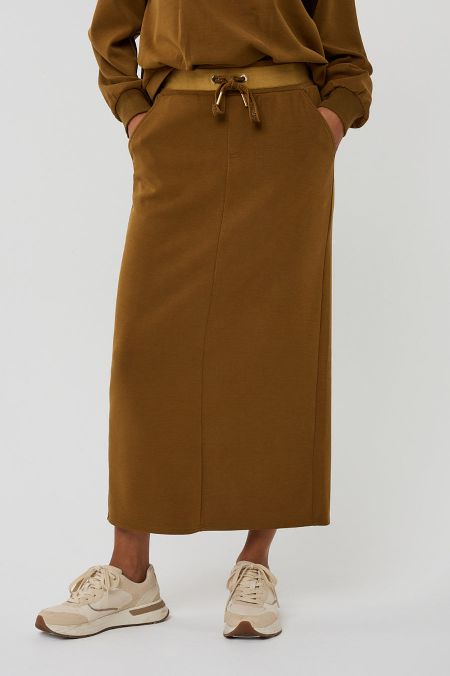 Lange midi rok van modal in olijfgroen van EsQualo, met een vloeiende pasvorm en subtiele details.