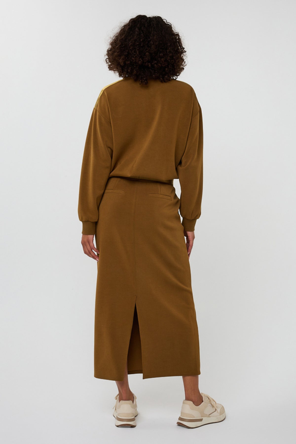 Lange midi rok van modal in olijfgroen door EsQualo, met vloeiende stof en elegante snit, geschikt voor casual en formele gelegenheden.