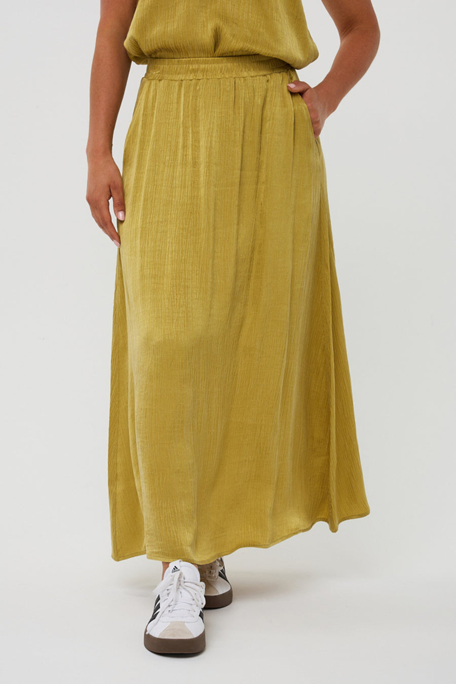 Lang crinkle cupro rok van EsQualo in gouden olijfkleur, met vloeiende stof en elegante uitstraling.