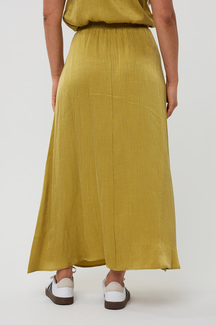 Lange crinkle cupro rok in goudgroene kleur van EsQualo, gestileerd model, elegante en vloeiende stof.