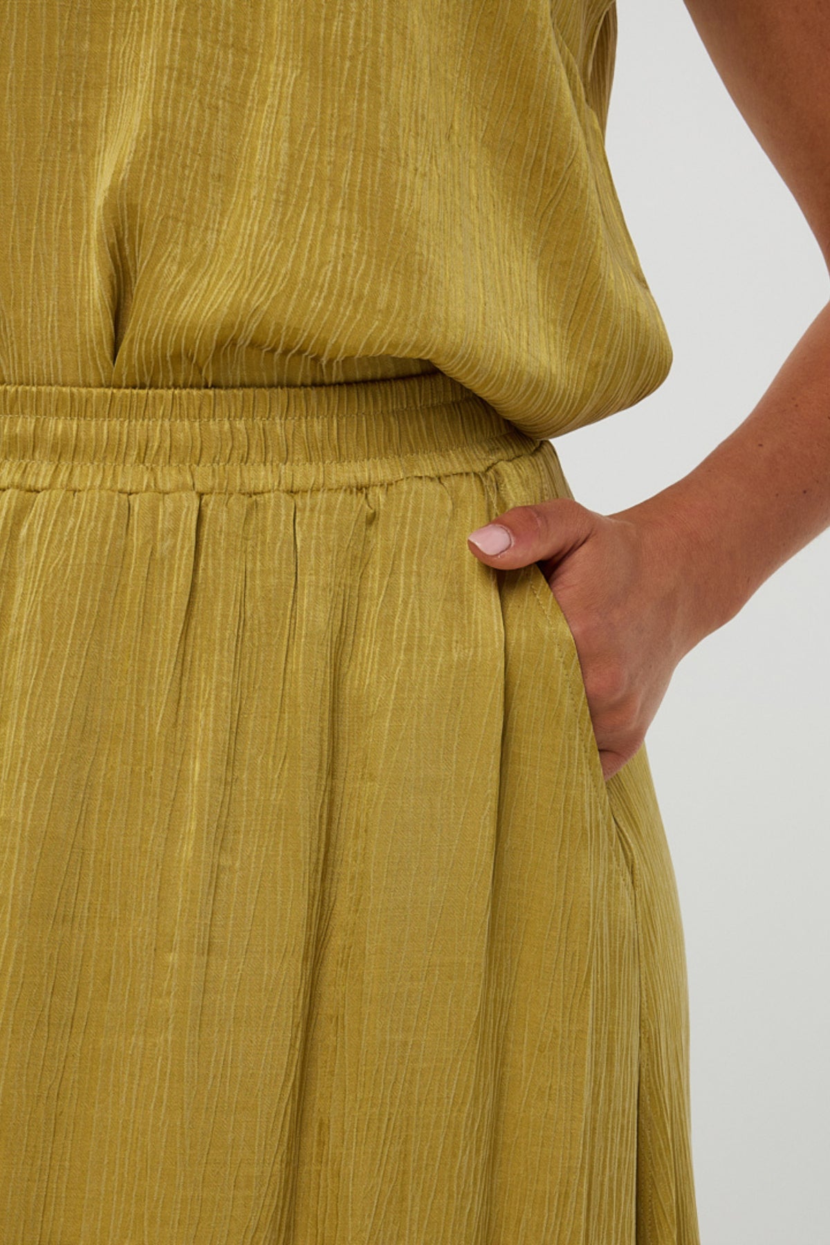Lange crinkle cupro rok in gouden olijftint van EsQualo, met vloeiende stof en elegante uitstraling.