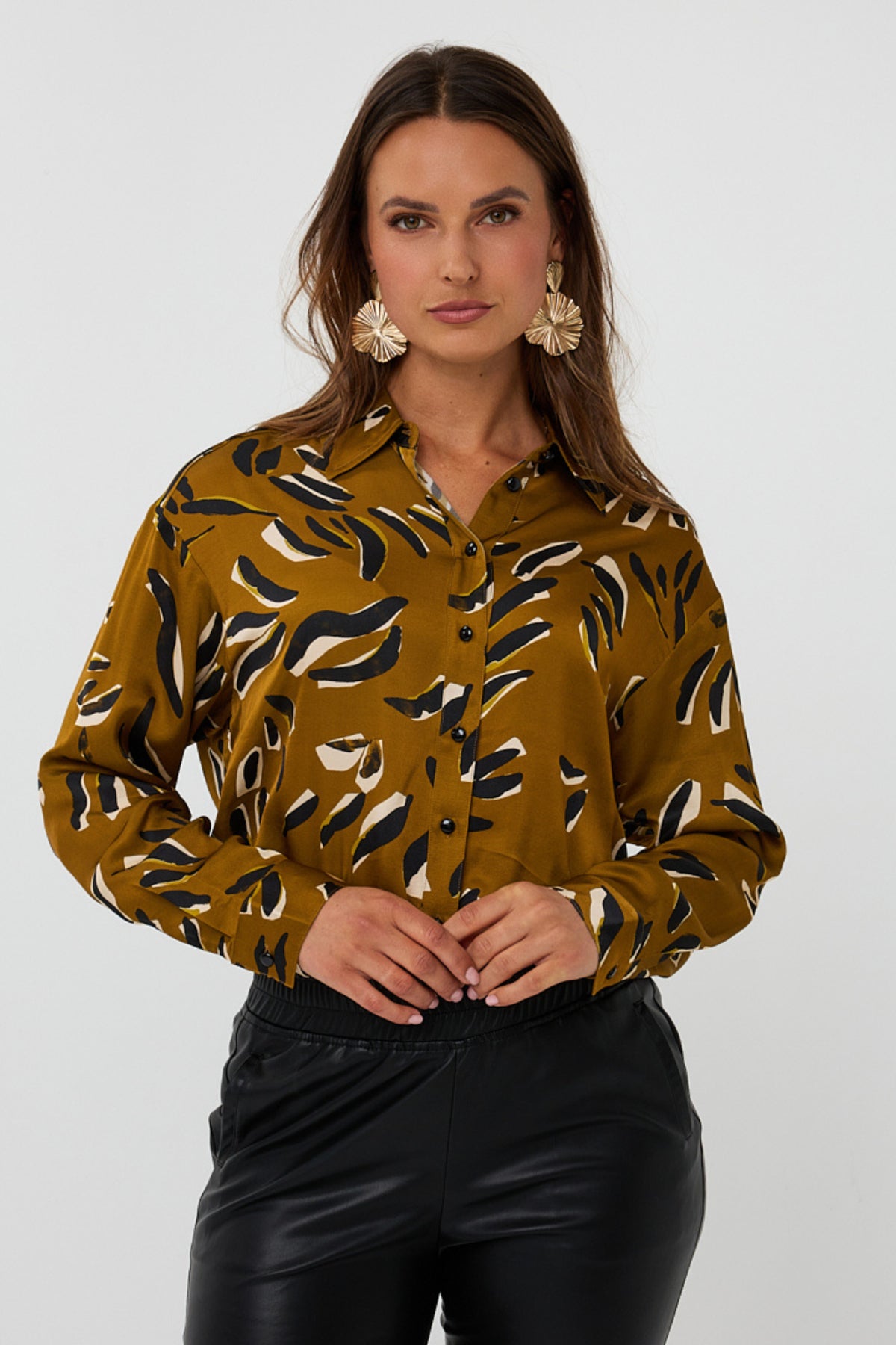 Oversized blouse van EsQualo met harmonieus print, gemaakt van lichte, zijdeachtige stof, gedragen door een model.