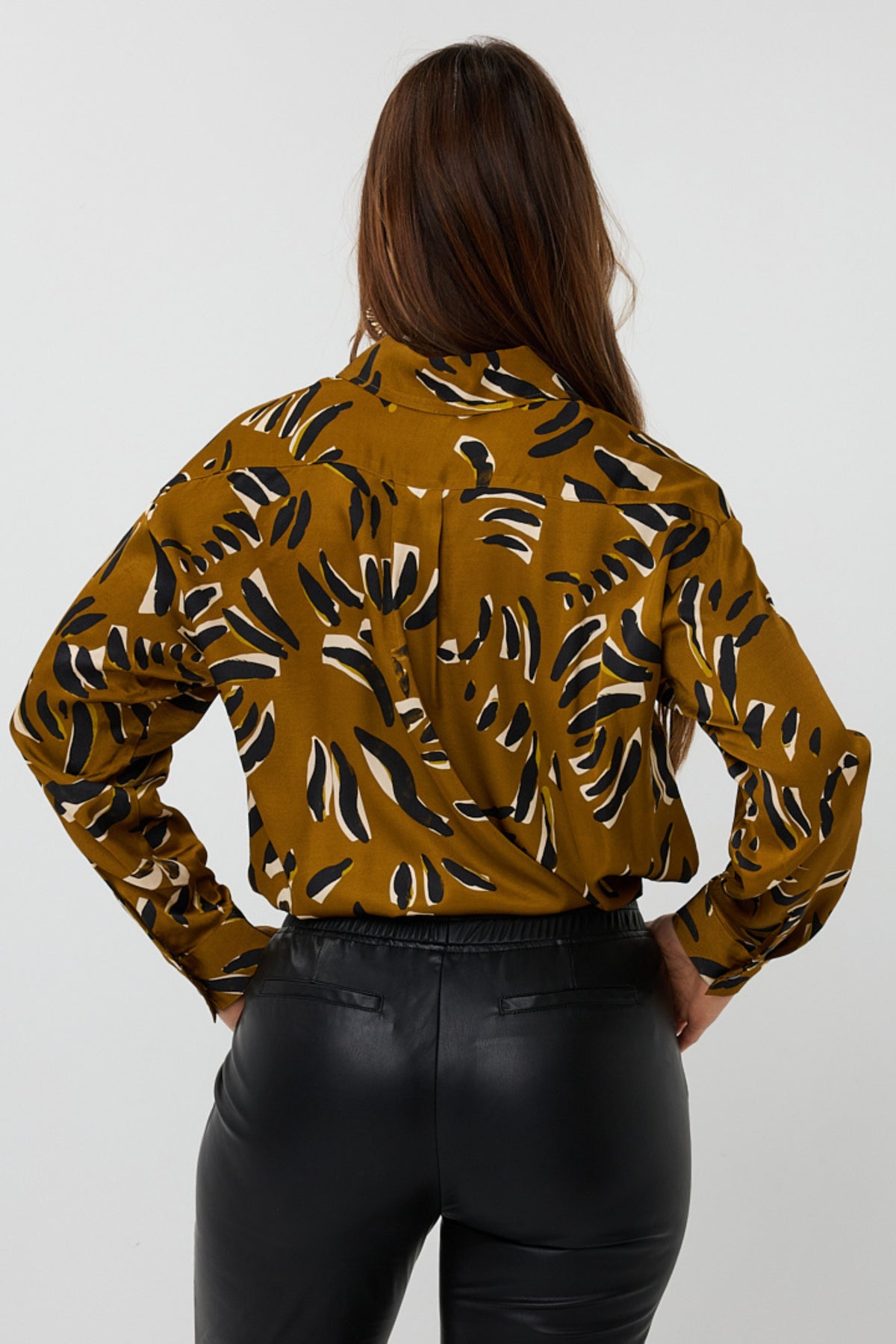 Oversized EsQualo Harmony print blouse met bloemenpatroon en los vallende pasvorm, gedragen door een model.