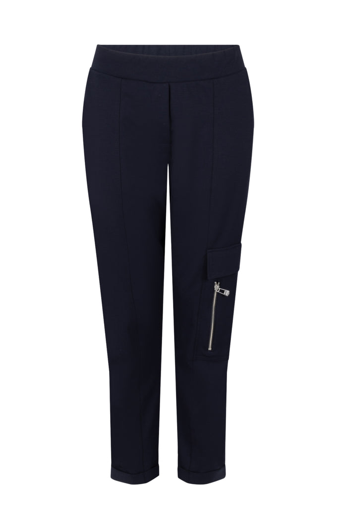 Zoso Paloma Navy broek met rechte snit en tailleband, getoond in een modieuze pasvorm op model.