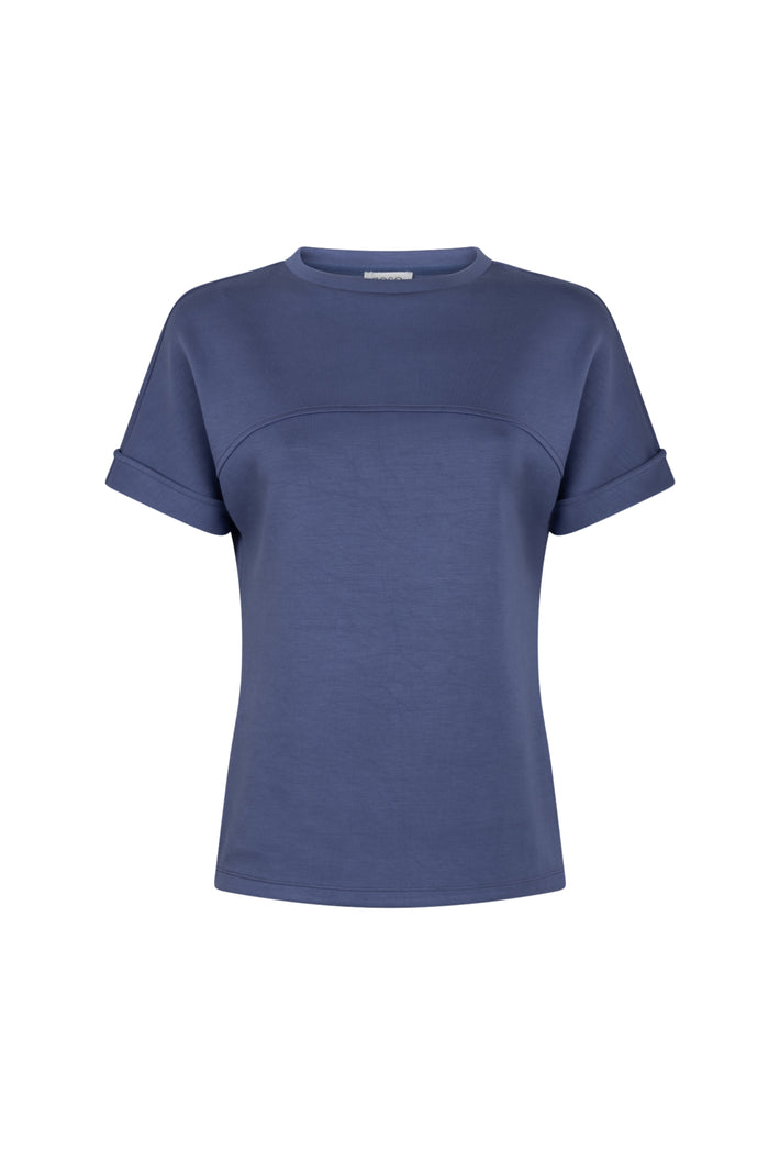Zoso T-shirt Patty blauw met ronde hals en korte mouwen, casual stijl, gedragen door een persoon.