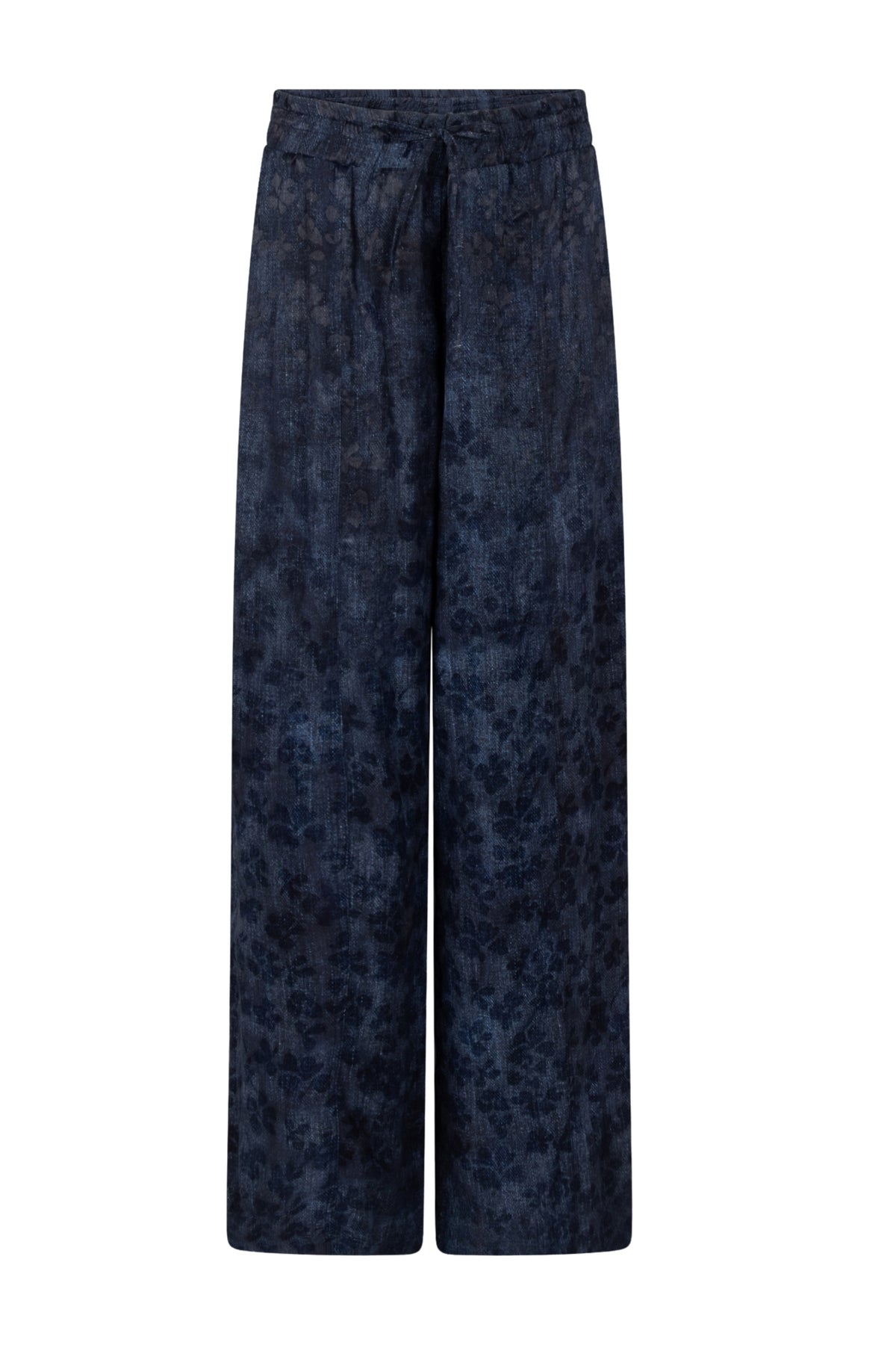 Zoso Sylvia blauwe denim broek met rechte snit en vijf zakken, gedragen door een model.