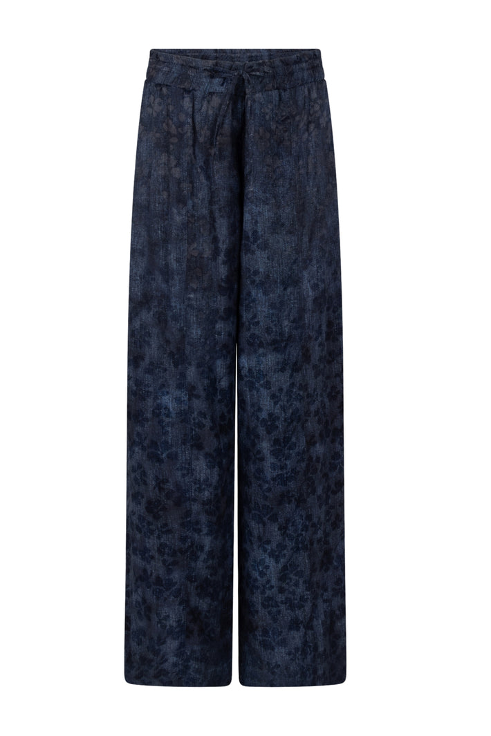 Zoso Sylvia blauwe denim broek met rechte snit en vijf zakken, gedragen door een model.